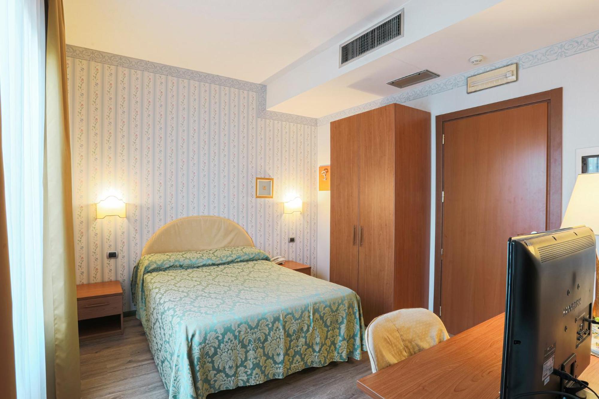 Hotel Ristorante La Lanterna Castelnuovo di Garfagnana Kültér fotó