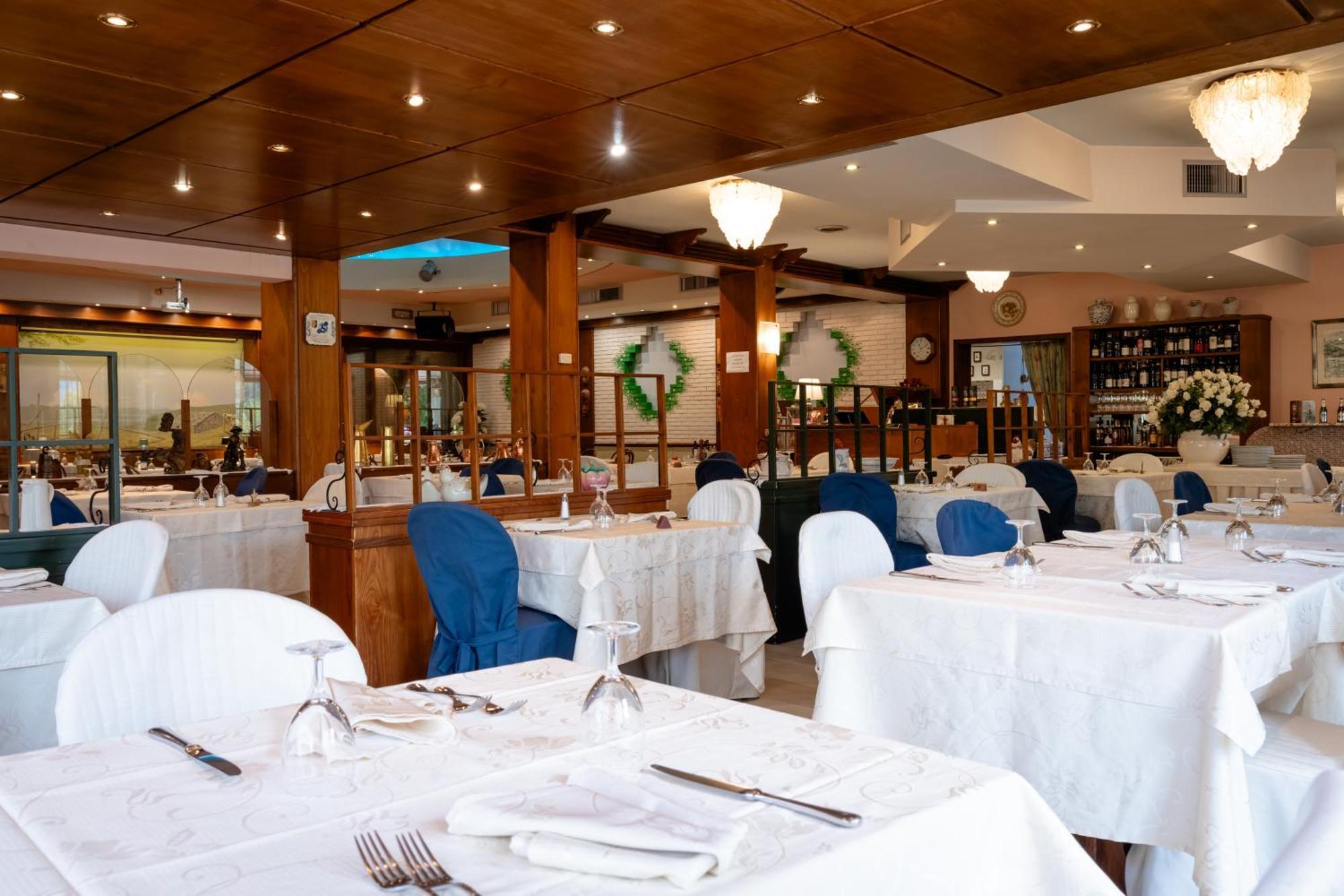 Hotel Ristorante La Lanterna Castelnuovo di Garfagnana Kültér fotó